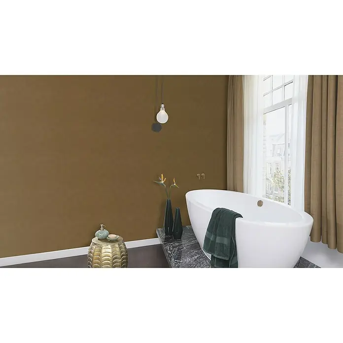 Rasch African Queen III Vliestapete Felloptik - Goldbraun, Uni, 10,05 x 0,53 m - Ein Badezimmer mit einer freistehenden Badewanne und dekorativen Elementen für eine entspannende Atmosphäre.