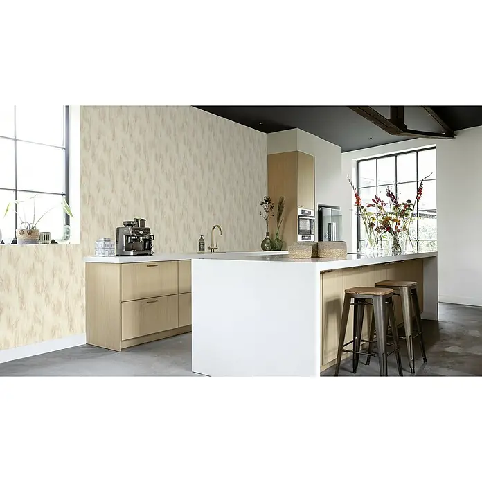 Rasch Country Charme Vliestapete Blätter Pastell - Dunkelbeige, Floral, 10,05 x 0,53 m - Eine moderne Küche mit hellen Holzelementen, einer weißen Arbeitsplatte und Barhockern, die ein stilvolles Ambiente schafft.