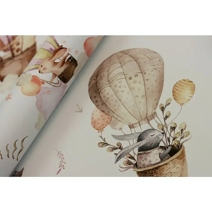 Rasch Kids World Vliestapete Ballon - Hellbeige, Tieroptik, 10,05 x 0,53 m - Eine Nahaufnahme von Geschenkpapier mit einem niedlichen Hasen, der in einem Heißluftballon und einem Hasen mit einem Ballon in einem hellen Design fliegt.