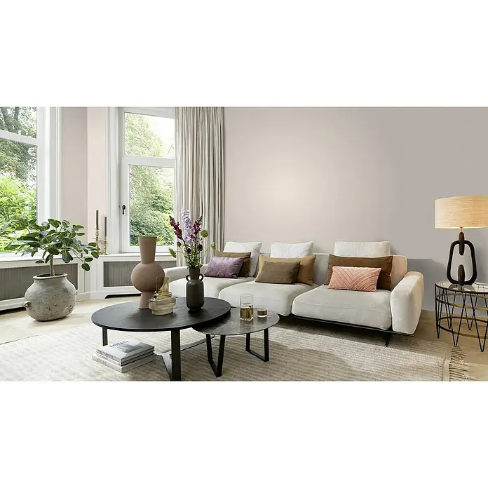 Rasch Welcome home Vliestapete Textil-Uni - Rosé, Uni, 10,05 x 0,53 m - Elegantes Wohnzimmer mit einem modularen Sofa, Zierkissen und Beistelltischen, die eine gemütliche und stilvolle Atmosphäre schaffen.