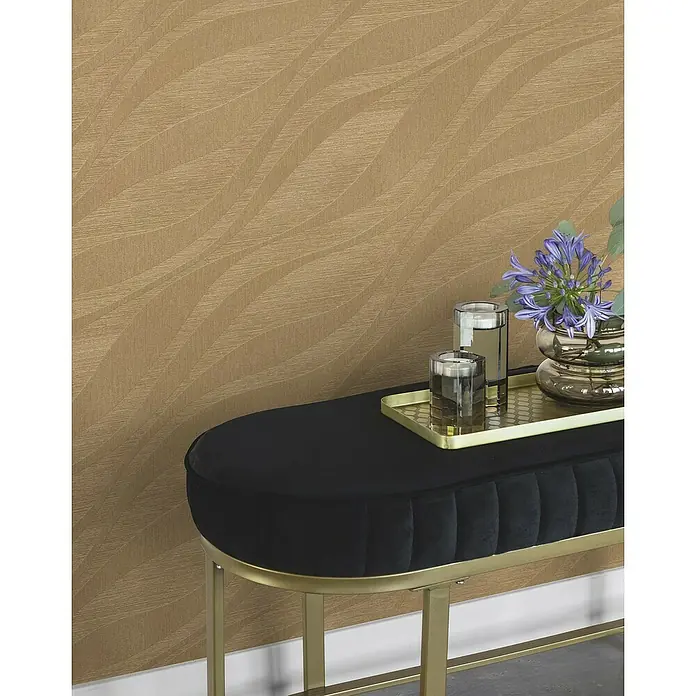 Rasch Sky Lounge Vliestapete Wellen - Gold, Wellen, 10,05 x 0,53 m - Elegante schwarze Samtbank mit goldenem Gestell, verziert mit Gläsern und Blumen auf einem goldenen Tablett.