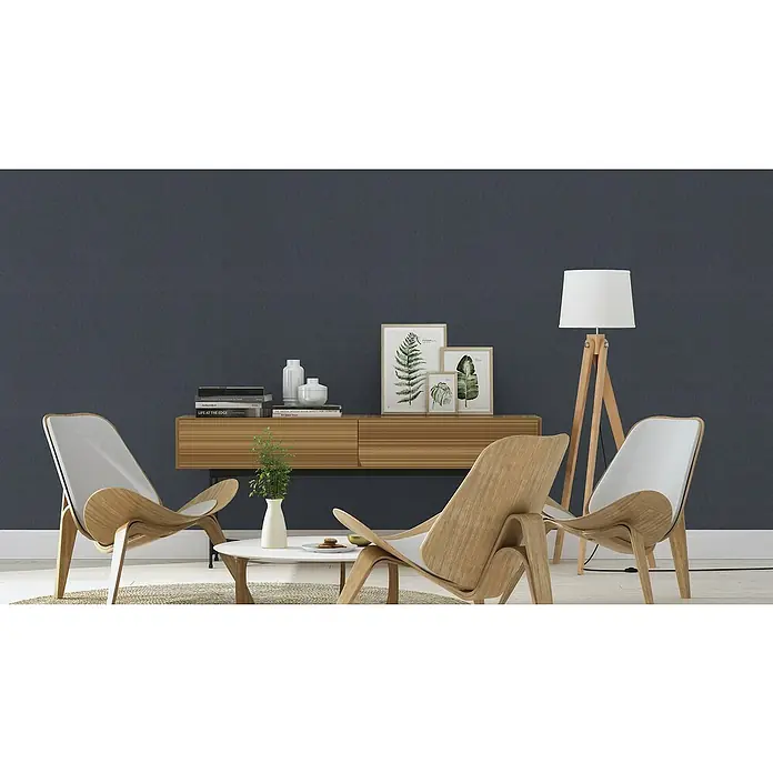 Rasch Sky Lounge Vliestapete Metallic-Uni - Nachtblau, Uni, 10,05 x 0,53 m - Wohnzimmer-Szene mit stilvollem Holz-TV-Schrank, zwei modernen Sesseln und einer eleganten Stehlampe. Perfekt für entspannte Stunden im gemütlichen Ambiente.