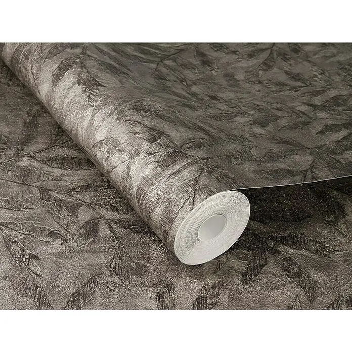 Rasch Factory V Vliestapete Blätter - Dunkelbraun, Floral, 10,05 x 0,53 m - Nahaufnahme einer Rolle strukturierter, brauner Tapete mit Blattmuster, die eine stilvolle und elegante Wanddekoration bietet.