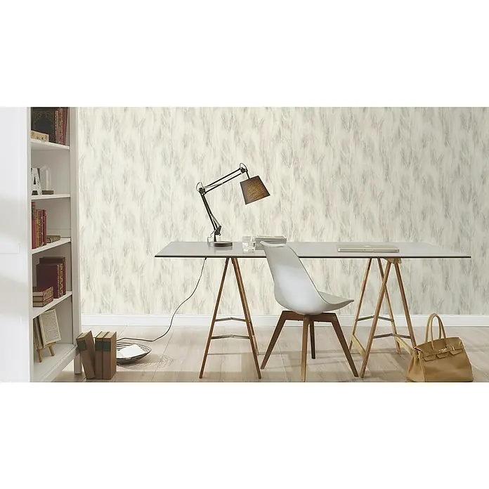 Rasch Country Charme Vliestapete Blätter Pastell - Hellgrau, Floral, 10,05 x 0,53 m - Ein helles Arbeitszimmer mit einem modernen Schreibtisch, einem weißen Stuhl und einem Bücherregal, das eine ruhige und stilvolle Arbeitsumgebung schafft.