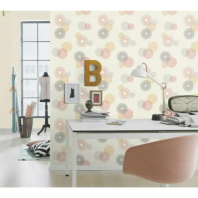 Rasch Color your life Vliestapete Kreise - Cremeweiß, Grafisch, 10,05 x 0,53 m - Ein stilvolles Zimmer mit einer weißen Arbeitsfläche, einer Lampe und einer rosafarbenen Stuhl, dekoriert mit einer bezaubernden Tapete.