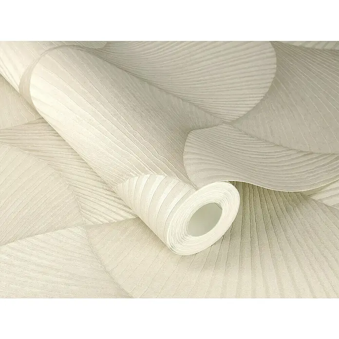 Rasch Sky Lounge Vliestapete Grafik groß - Taupe, Grafisch, 10,05 x 0,53 m - Nahaufnahme einer Rolle elfenbeinfarbener geometrischer Tapete mit subtilen linearen Texturen, die ein elegantes und modernes Design zeigt.