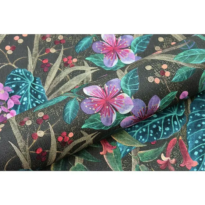 Rasch Curiosity Vliestapete Pflanzen - Offblack, Floral, 10,05 x 0,53 m - Nahaufnahme einer Rolle dunkler floraler Tapete mit lebhaften Blüten und Blättern, die eine elegante und stilvolle Atmosphäre ausstrahlt.