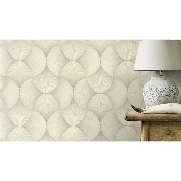Rasch Sky Lounge Vliestapete Grafik groß - Taupe, Grafisch, 10,05 x 0,53 m - Nahaufnahme einer Tapete mit einem abstrakten, fächerartigen Kreismuster in neutralen Farbtönen, die eine elegante und moderne Wanddekoration darstellt.