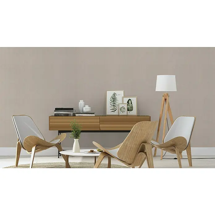 Rasch Color your life Vliestapete Struktur-Uni - Dunkelbeige, Uni, 10,05 x 0,53 m - Innenaufnahme eines Wohnzimmers mit zwei Schalenstühlen, einem Sideboard, einer Stehlampe und einem Couchtisch mit dekorativen Gegenständen.