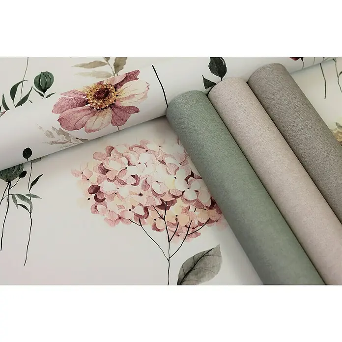 Rasch Kids World Vliestapete Blumen - Hellpink, Floral, 10,05 x 0,53 m - Nahaufnahme von Rollen mit floralem Tapetenmuster und neutralen Stoffen, die Textur und Design hervorheben.
