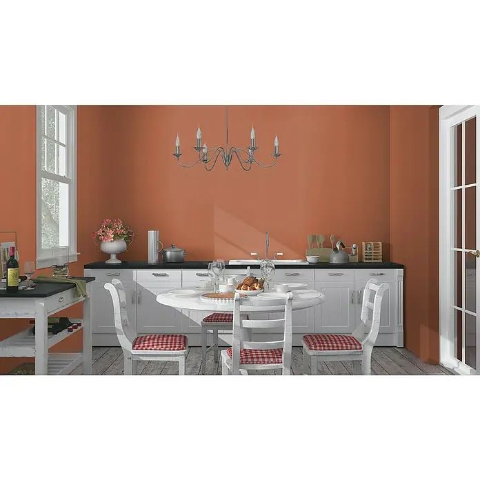 Rasch Wall Textures VI Vliestapete Leinen-Uni - Terra, Uni, 10,05 x 0,53 m - Esszimmer mit rustikalem Charme: Ein runder Tisch mit Stühlen und karierten Bezügen steht im Mittelpunkt des Raumes.