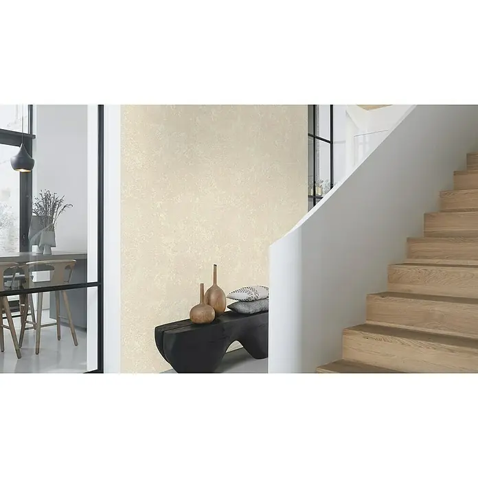 Rasch Factory V Vliestapete Metalloptik - Hellbeige, Uni, 10,05 x 0,53 m - Einrichtungsidee mit einer sandfarbenen Strukturtapete. Die Tapete verleiht dem Raum Wärme und Textur, ideal für moderne Wohnräume.