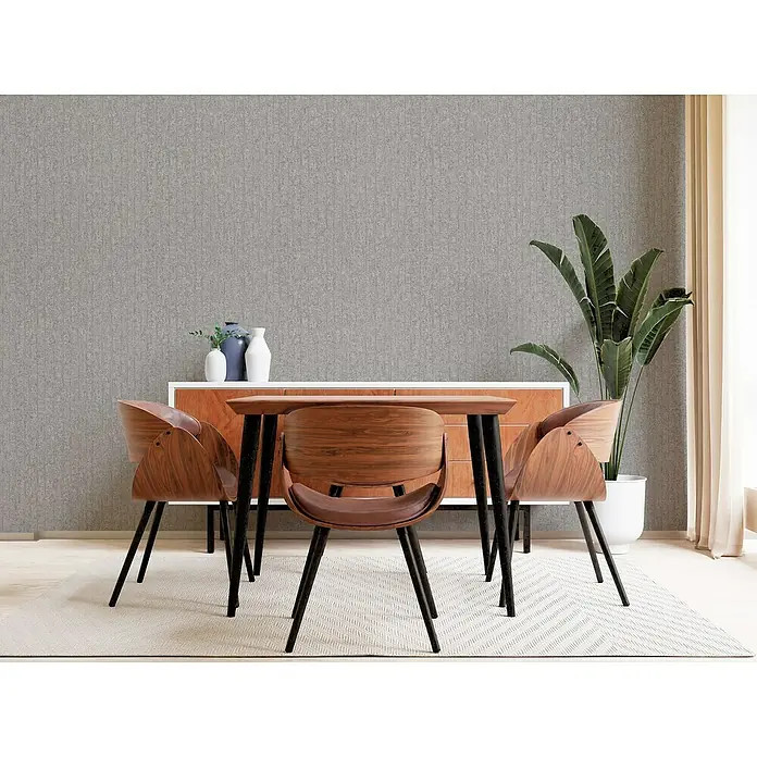 Rasch Factory V Vliestapete Betonoptik-Uni - Betongrau, Steinoptik, 10,05 x 0,53 m - Ein stilvolles Esszimmer mit einem Holztisch und Stühlen, die einen Hauch von Eleganz verleihen. Die perfekte Szene für ein gemütliches Abendessen.