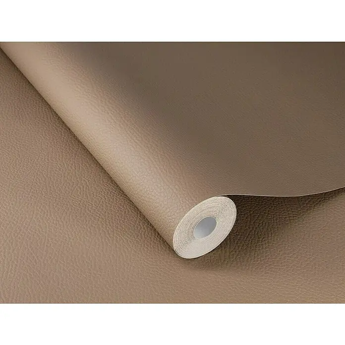 Rasch African Queen III Vliestapete Lederoptik - Mittelbraun, Uni, 10,05 x 0,53 m - Nahaufnahme einer Rolle brauner Vinyltapete mit einer leichten Textur, die ein subtiles und elegantes Design für Innenräume bietet.