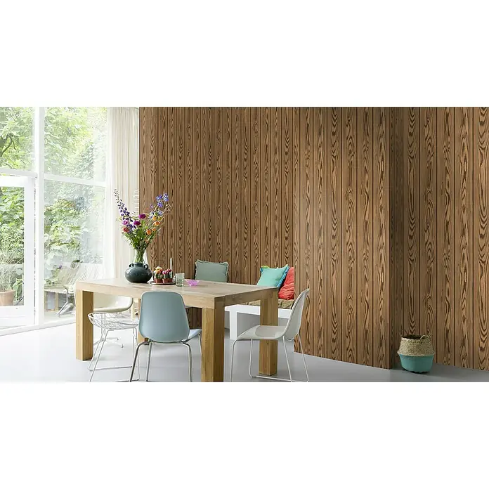 Rasch Factory V Vliestapete Holz - Eiche, Holzoptik, 10,05 x 0,53 m - Einrichtung eines Esszimmers mit einem Holztisch, Stühlen und einer Wand mit Holzpaneelen, die für eine warme und einladende Atmosphäre sorgt.
