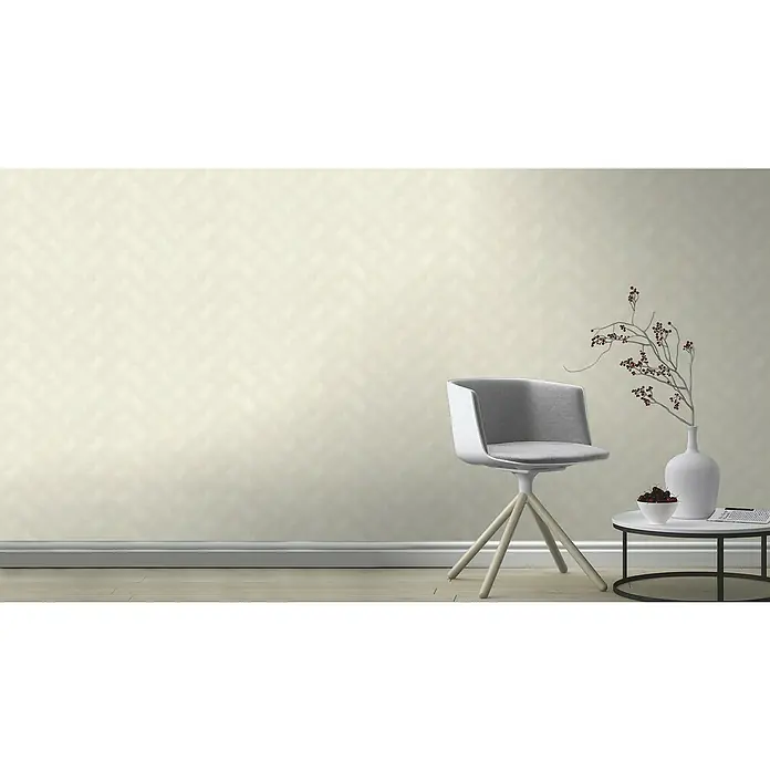 Rasch Sky Lounge Vliestapete Graphik - Perlmutt, Grafisch, 10,05 x 0,53 m - Ein stilvoller Raum mit einem eleganten Stuhl und einem Beistelltisch mit dekorativen Elementen, der eine moderne und gemütliche Atmosphäre schafft.