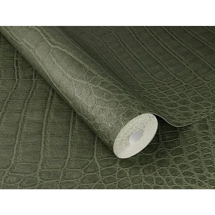Rasch African Queen III Vliestapete Krokodilleder - Dunkelgrün, Lederoptik, 10,05 x 0,53 m - Detailaufnahme einer Rolle grüner Krokodilleder-Tapete, die eine luxuriöse und strukturierte Oberfläche für die Wandgestaltung bietet.
