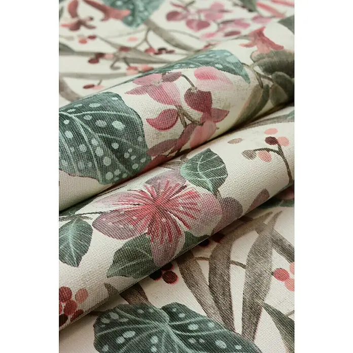 Rasch Curiosity Vliestapete Pflanzen - Cremeweiß, Floral, 10,05 x 0,53 m - Nahaufnahme eines gerollten Stoffes mit einem floralen Muster in Rosa-, Grün- und Brauntönen. Das Muster wirkt vintage und elegant.