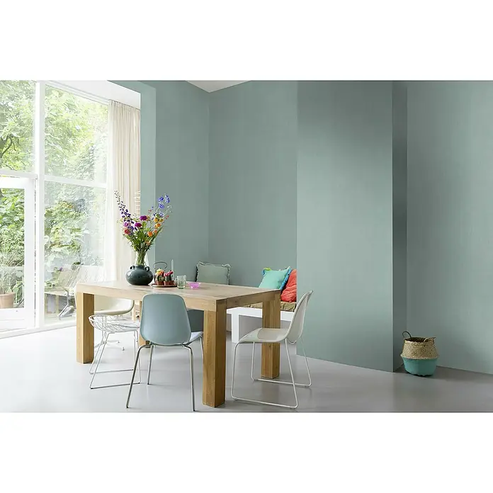 Rasch Color your life Vliestapete Struktur-Uni - Helltürkis, Uni, 10,05 x 0,53 m - Helles Esszimmer mit einem Holztisch, bunten Blumen und Stühlen, dekoriert mit stilvollen Akzenten und natürlichen Elementen.