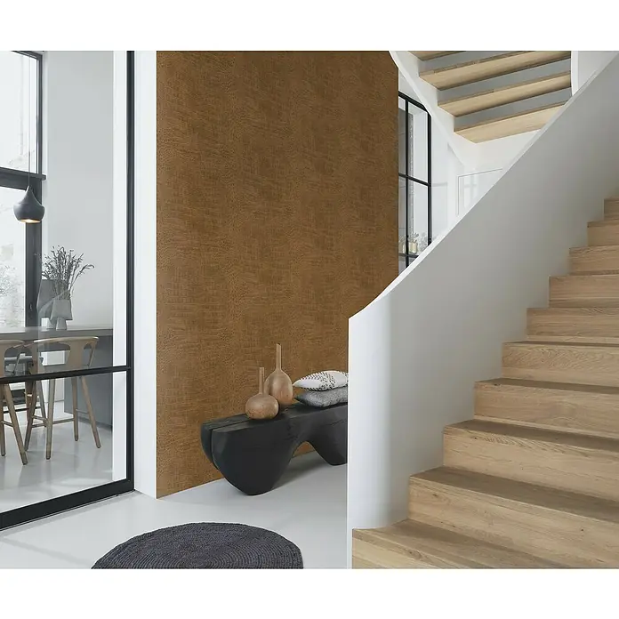 Rasch African Queen III Vliestapete Krokodilleder - Dunkelbraun, Lederoptik, 10,05 x 0,53 m - Nahaufnahme eines luxuriösen Innenraums mit einer Wand mit Krokodilleder-Textur, die Eleganz und Raffinesse ausstrahlt.