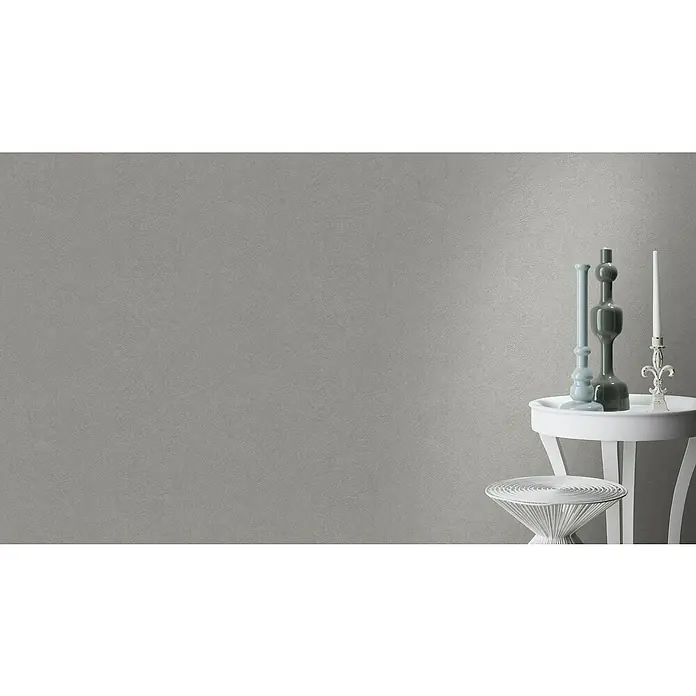 Rasch Wall Textures VI Vliestapete Strukturierter Putz-Uni - Silbergrau, Streifen, 10,05 x 0,53 m - Elegantes Stillleben: Kerzenständer und Vasen auf weißem Tischchen. Die perfekte Dekoration für ein stilvolles Zuhause, zeitlos und elegant.