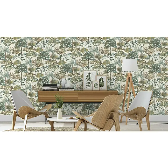 Rasch Symphony Vliestapete Nature - Petrol dunkel, Floral, 10,05 x 0,53 m - Ein Wohnzimmer mit Sesseln und einem Sideboard vor einer Wand mit Dschungeltapete mit einem sanften, natürlichen Look.