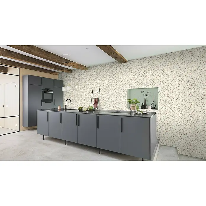 Rasch Country Charme Vliestapete Zweige - Altrosa, Floral, 10,05 x 0,53 m - Ein modernes Küchendesign mit grauen Schränken und einer Arbeitsplatte aus dunklem Stein, akzentuiert durch Holzbalken und floral gemusterte Tapete.