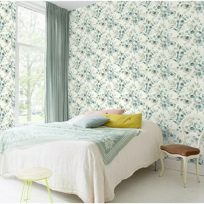 Rasch Kids World Vliestapete Blätter - Petrol hell, Floral, 10,05 x 0,53 m - Schlafzimmer mit einem Bett, dekoriert mit floral gemusterter Tapete.