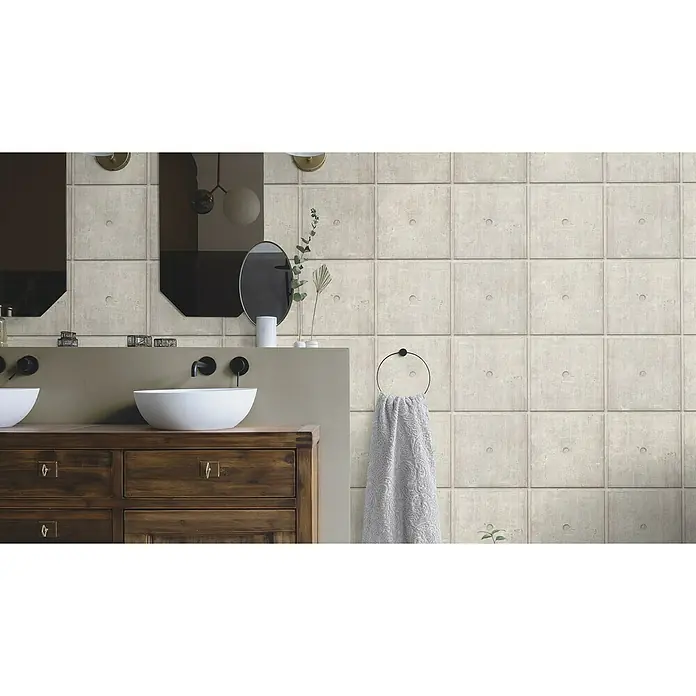 Rasch Factory V Vliestapete Zementfliese - Greige, Steinoptik, 10,05 x 0,53 m - Das Bild zeigt ein modernes Badezimmer mit quadratischen Betonfliesen, einem Holzwaschtisch und runden Waschbecken. Handtuchhalter mit einem Handtuch ist auch sichtbar.