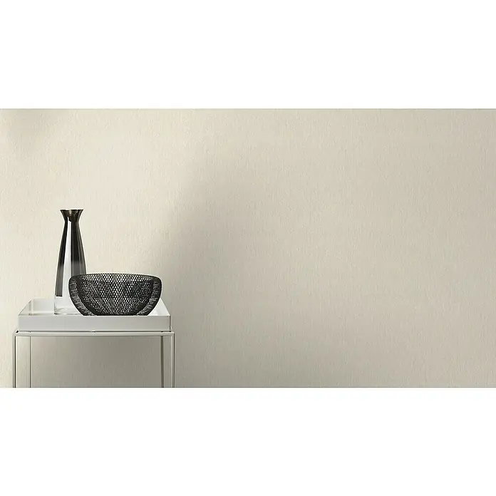 Rasch Sky Lounge Vliestapete Metallic-Uni - Sand-Metallic, Uni, 10,05 x 0,53 m - Elegante Dekoration: Eine schlanke Vase und eine filigrane Schale auf einem modernen Beistelltisch, perfekt für stilvolle Akzente in jedem Raum.