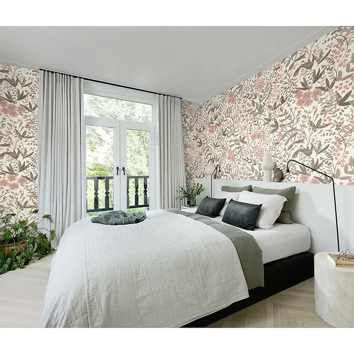 Rasch Country Charme Vliestapete Blätterranken - Hellrosa, Floral, 10,05 x 0,53 m - Schlafzimmer mit floraler Tapete in Rosa- und Grautönen, weißen Vorhängen und Bettwäsche sowie schwarzen Akzenten. Harmonische und stilvolle Raumgestaltung.