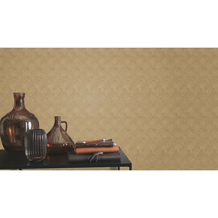 Rasch Sky Lounge Vliestapete Graphik - Gold, Grafisch, 10,05 x 0,53 m - Einrichtung mit braunen Glasvasen und Notizbüchern auf einem schwarzen Tisch vor einer gemusterten Tapete. Stilvolle Wohnraumdekoration.