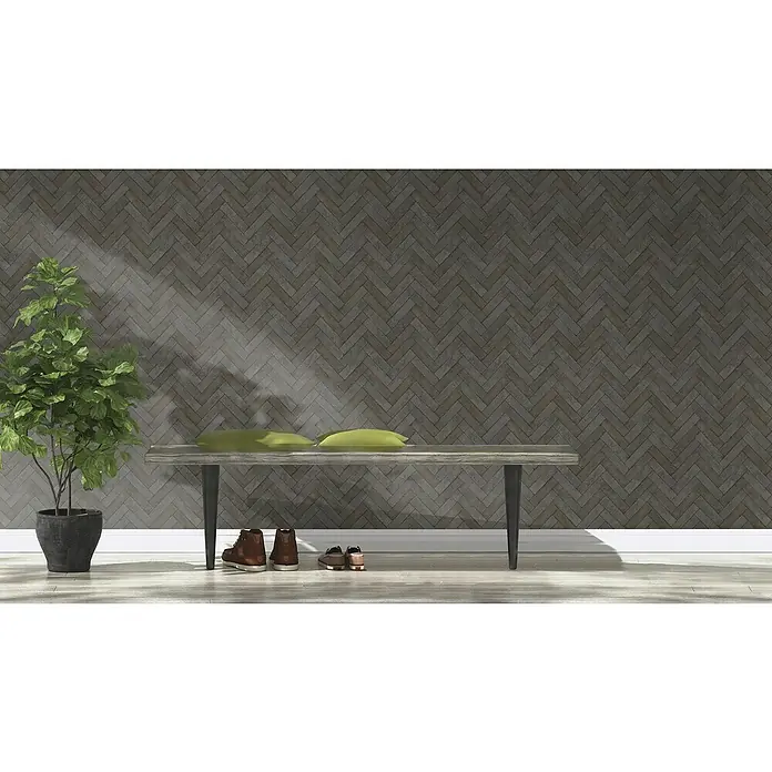 Rasch Factory V Vliestapete Bricks - Anthrazit, Steinoptik, 10,05 x 0,53 m - Das Bild zeigt einen stilvollen Innenraum mit einer Holzbank und dekorativen Kissen, ergänzt durch eine Zimmerpflanze und Schuhe.