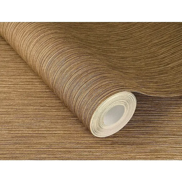Rasch Curiosity Vliestapete Längsstruktur-Uni - Cognac, Uni, 10,05 x 0,53 m - Nahaufnahme einer Rolle brauner Vinyltapete mit horizontalen Linien, die eine strukturierte Oberfläche zeigt.