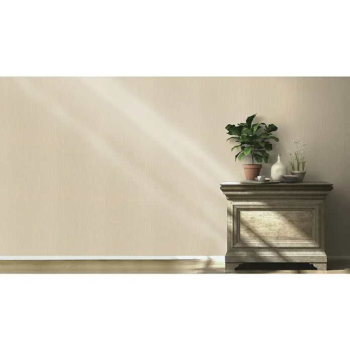 Rasch Curiosity Vliestapete Längs-Uni - Faux, Uni, 10,05 x 0,53 m - Eine dekorative Anrichte aus hellem Holz mit Pflanzen und Accessoires unter einem sanften Lichtstrahl.