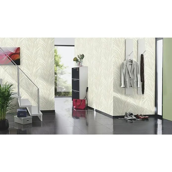 Rasch Welcome home Vliestapete Gräser - Cremeweiß, Floral, 10,05 x 0,53 m - Einladender Flur mit cremefarbener Palmblatt-Tapete, ergänzt durch stilvolle Möbel und Accessoires.