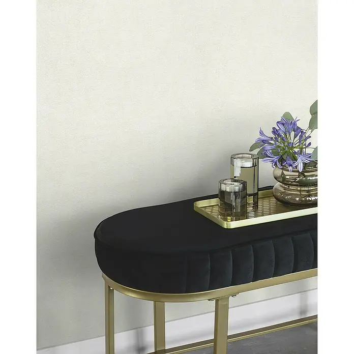 Rasch Wall Textures VI Vliestapete Uni - Weiß, Uni, 10,05 x 0,53 m - Elegante, schwarze Samtbank mit goldenem Gestell und dekorativer Tischdekoration, die Stil und Komfort vereint.