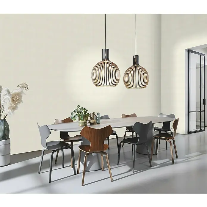 Rasch Country Charme Vliestapete Leinen-Uni - Cremeweiß, Uni, 10,05 x 0,53 m - Esszimmer mit ovalem Tisch, Stühlen und zwei modernen Pendelleuchten. Die Lampen sind aus Holz und Metall gefertigt.