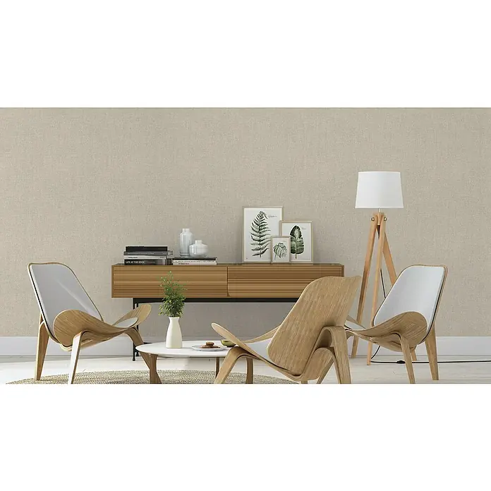 Rasch Color your life Vliestapete Uni-Struktur - Graubeige, Uni, 10,05 x 0,53 m - Einladendes Wohnzimmer mit zwei Holzstühlen, Lampe und stilvoller Kommode. Das harmonische Interieur strahlt Gemütlichkeit aus.
