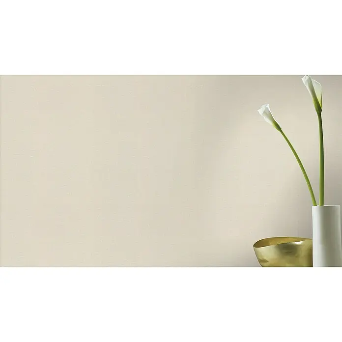 Rasch Wall Textures VI Vliestapete Leinen-Uni - Hellgrau, Uni, 10,05 x 0,53 m - Elegante Zimmerdekoration mit Calla-Lilien in einer schlanken, weißen Vase und einer goldenen Schale, die eine ruhige und stilvolle Atmosphäre schaffen.
