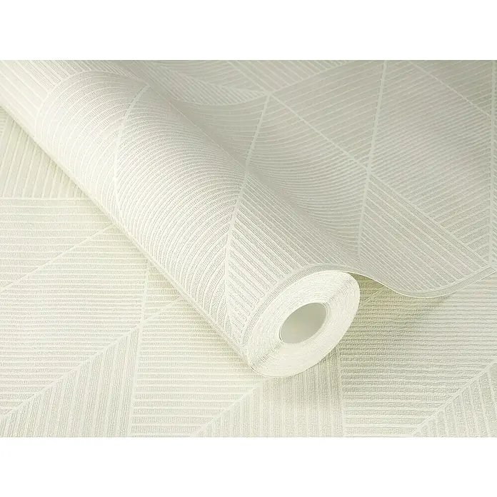 Rasch Welcome home Vliestapete Struktur-Uni - Creme hell, Grafisch, 10,05 x 0,53 m - Nahaufnahme einer Rolle heller Tapete mit geometrischem Muster. Die Tapete ist teilweise aufgerollt und zeigt das detaillierte Design.
