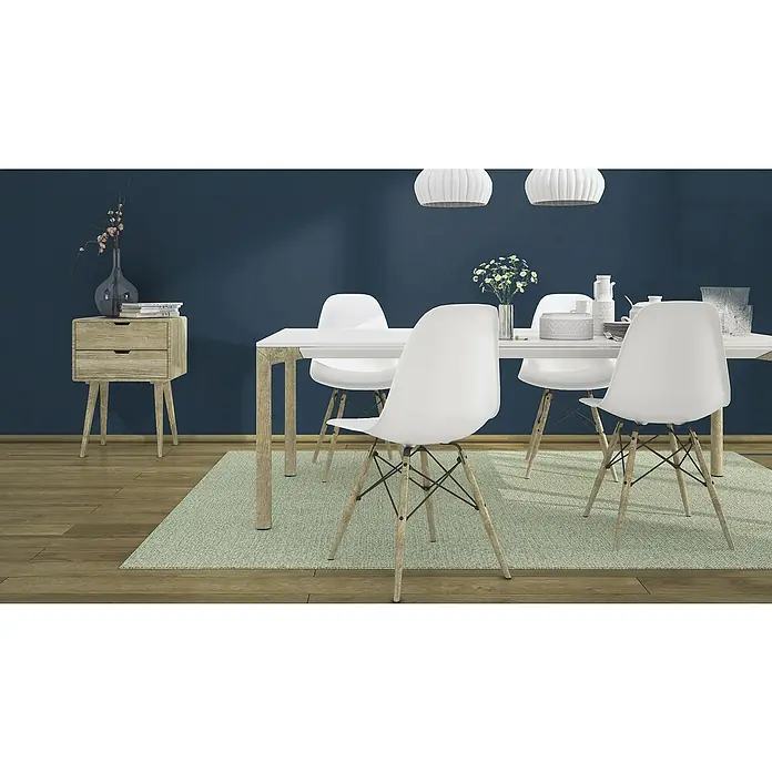 Rasch Country Charme Vliestapete Textil-Uni - Blau, Uni, 10,05 x 0,53 m - Ein Esstisch mit weißen Stühlen und einer Kommode in einem stilvollen Esszimmer mit blauen Wänden und einem grünen Teppich.