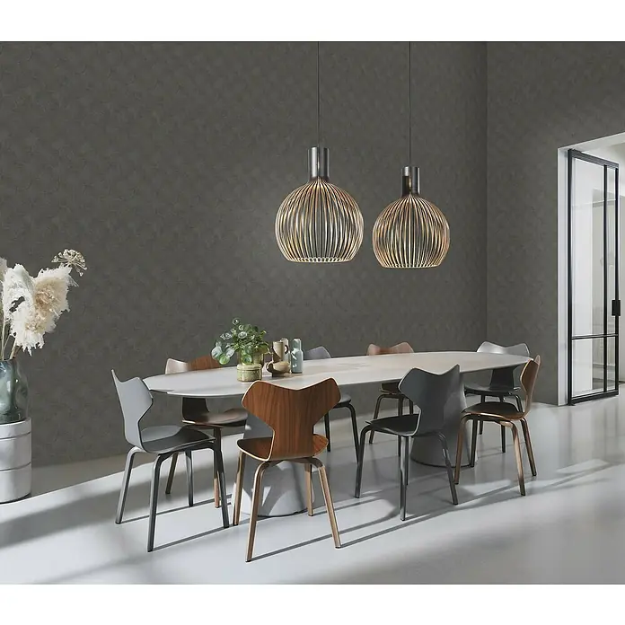Rasch Sky Lounge Vliestapete Graphik - Graubraun dunkel, Grafisch, 10,05 x 0,53 m - Helle Holzhängelampen über einem Esstisch mit Stühlen in einem stilvollen Raum.