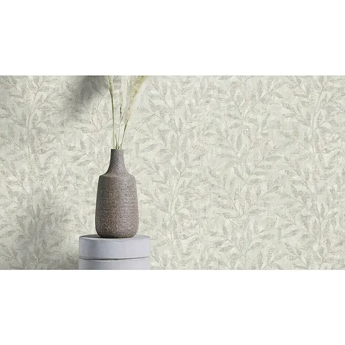 Rasch Factory V Vliestapete Blätter - Hellgrau, Floral, 10,05 x 0,53 m - Detailaufnahme einer strukturierten Tapete mit Blätterdesign, ergänzt durch eine stilvolle Keramikvase und zarte Pflanzen.