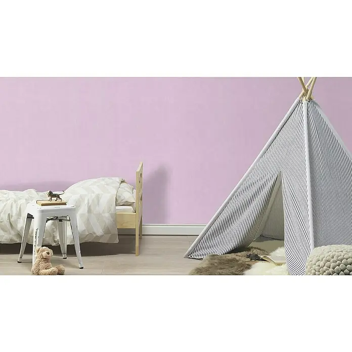 Rasch Wall Textures VI Vliestapete Uni - Blauviolett, Uni, 10,05 x 0,53 m - Kinderzimmer mit blau-weiß gestreiftem Spielzelt, Bett und weißem Hocker. Das gemütliche Interieur lädt zum Spielen und Entspannen ein.
