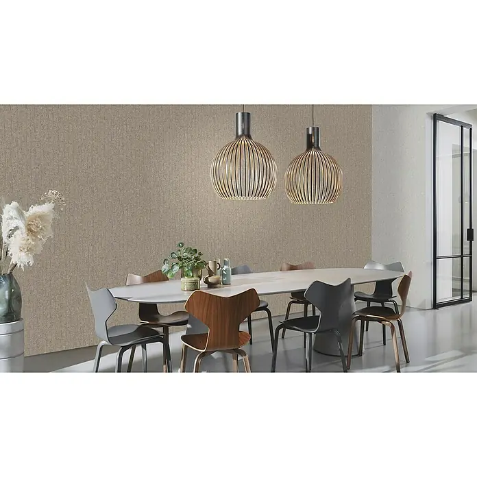 Rasch Factory V Vliestapete Betonoptik-Uni - Taupe, Steinoptik, 10,05 x 0,53 m - Einrichtungsidee für ein Esszimmer mit zwei Hängelampen aus Holz über einem ovalen Tisch mit Stühlen in verschiedenen Farben.