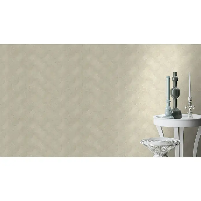 Rasch Sky Lounge Vliestapete Graphik - Champagner, Grafisch, 10,05 x 0,53 m - Nahaufnahme einer stilvollen Tischdekoration mit eleganten Vasen und einer Kerze auf einem weißen Beistelltisch.
