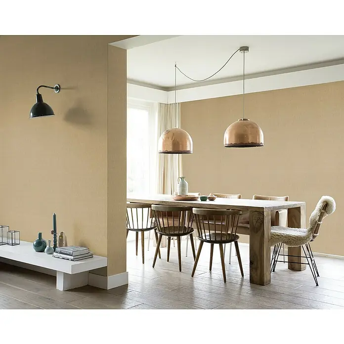 Rasch Sky Lounge Vliestapete Metallic-Uni - Gold, Uni, 10,05 x 0,53 m - Dieses Bild zeigt ein Esszimmer mit einem Esstisch aus Holz und zwei Pendelleuchten. Der Raum ist in einem warmen Beigeton gehalten.