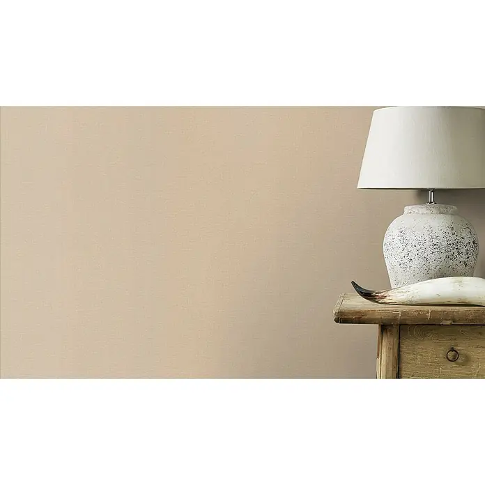 Rasch Wall Textures VI Vliestapete Leinen-Uni - Caramel, Uni, 10,05 x 0,53 m - Beige Wand mit Tischlampe und Horn, elegante Dekoration für ein stilvolles Ambiente. Passt zu vielen Einrichtungsstilen.