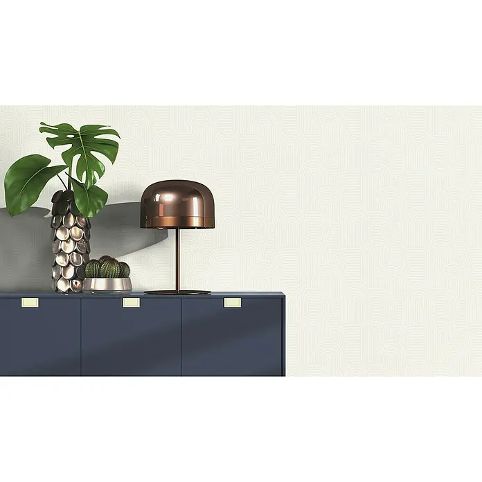 Rasch Color your life Vliestapete Retro - Hellbeige, Grafisch, 10,05 x 0,53 m - Das Bild zeigt eine stilvolle Wohnzimmerszene mit einer blauen Kommode, einer Lampe und Pflanzen, die eine moderne Atmosphäre schaffen.